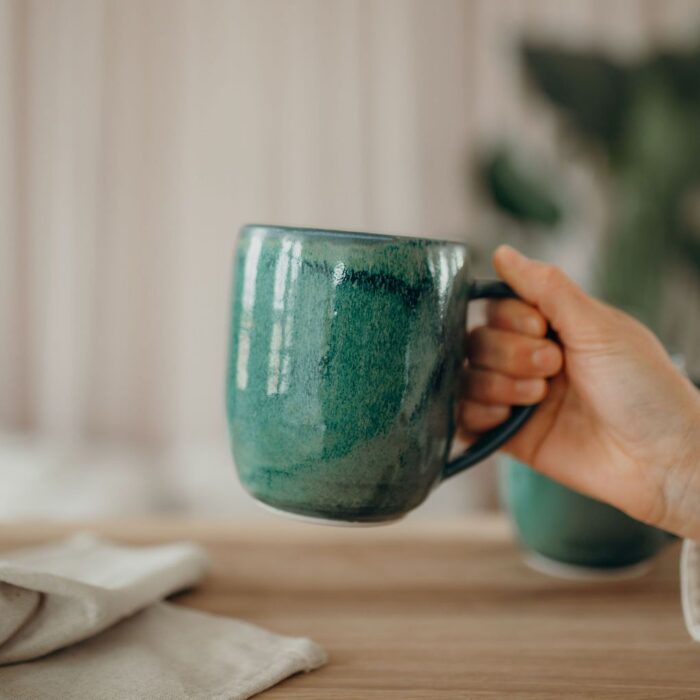 kaffeebecher-getoepfert-kaffeetasse-gruen