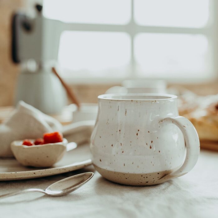 kaffeetasse-getoepfert-keramik-becher-handgemacht