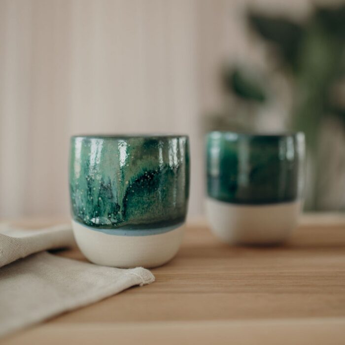 keramik-kaffeebecher-gruen-handgemacht