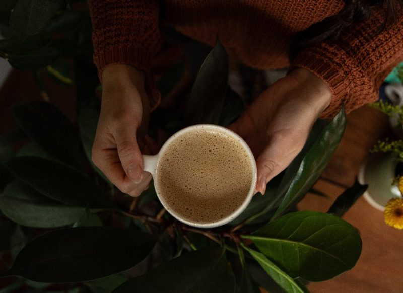 getoepferte-kaffeetasse-toepferei-am-wald